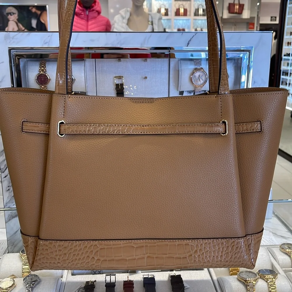 MICHAEL KORS
Reed Large Leather Belted Satchel Shoulder Tote Handbag
Deer NWT - Picture 4 of 16